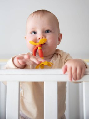 Sevimli bebek beşiğinde çıngırakla oynuyor