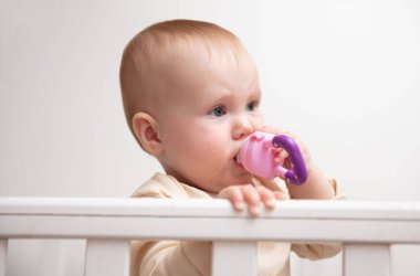 Karyolasında emziği olan şirin bir bebek.