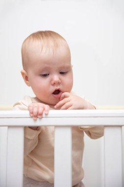 Tamponlu bir beşikteki şirin bir bebeğin portresi.