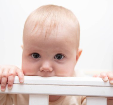 Yan tarafı kemiren beşikteki şirin bir bebeğin portresi.