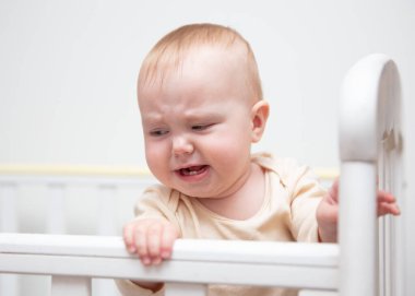 Beşikteki küçük ağlayan bebek
