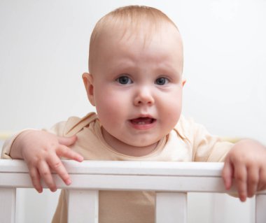 Beşikteki küçük ağlayan bebek