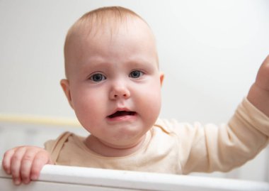 Beşikteki küçük ağlayan bebek