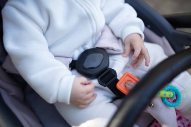 Bebek arabasında emniyete alınmış çocuk. Güvenlik.