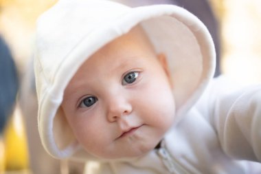 Açık havada kapüşonlu bir bebek portresi.