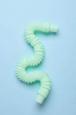 Mavi arkaplanda plastik pop tüpü