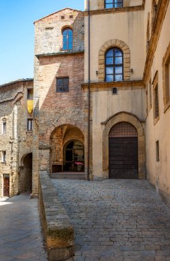 İtalya, Volterra, belediye sanat galerisinin bulunduğu sokak.