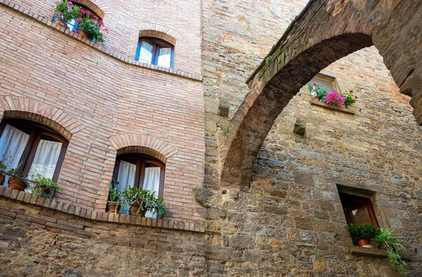 Olaszország Volterra Egy Ősi Boltíves Épület Amely Pretorio Palotát Támogatja — Stock Fotó