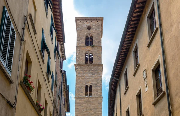 Itálie Volterra Ulice Starého Města Románskou Zvonicí Pozadí — Stock fotografie
