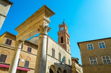 Pienza, İtalya, Pio II 'nin ortaçağ sarayları arka plandaki şehir kulesiyle kesişiyor.