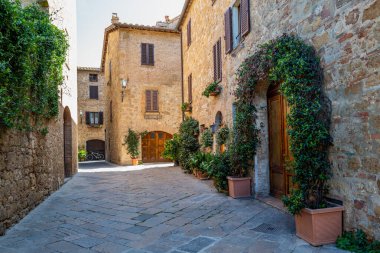 Pienza, İtalya, eski şehrin geleneksel evleri.