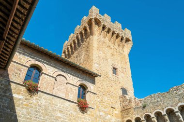 Pienza, İtalya - 20 Eylül 2019: Spedaletto Şatosu (12. yüzyıl) şu anda bir çiftlik evi olarak kullanılıyor