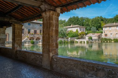 San Quirico D 'Orcia, İtalya. Bagno Vignoni termal köyünün pınarlarının meydanı.