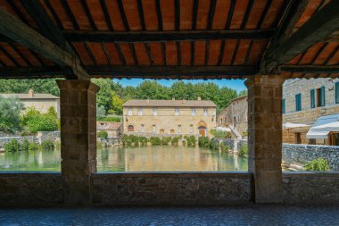 San Quirico D 'Orcia, İtalya. Bagno Vignoni termal köyünün pınarlarının meydanı.