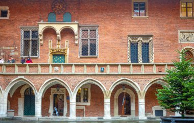 Cracow, Polonya - 6 Aralık 2017: Collegium Maius 'un avlusu (eski üniversite))