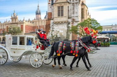 Cracow, Polonya - 5 Aralık 2017: Ana Pazar Meydanı 'nda turistler için tipik Noel arabaları