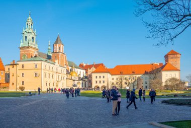 Cracow, Polonya - 7 Aralık 2017: Wawel Tepesi 'nde St. Waclaw Katedrali olan eski kentte turistler