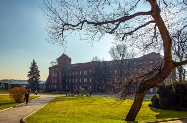 Cracow, Polonya - 7 Aralık 2017 Wawel Royal kalesinin avlusu