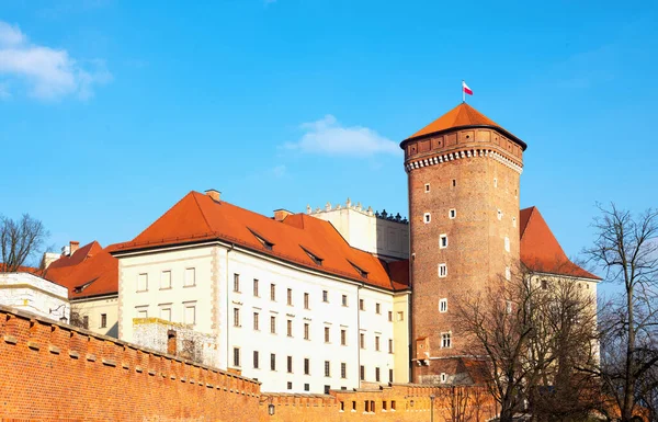 Krakow, Polonya - 7 Aralık 2017 Kraliyet Wawel kalesinin duvarı ve surları