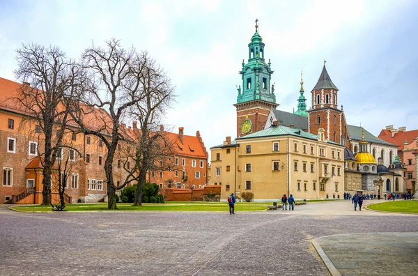 Kraków Polska Grudnia 2017 Turyści Starym Mieście Katedrą Wacława Wawelu — Zdjęcie stockowe