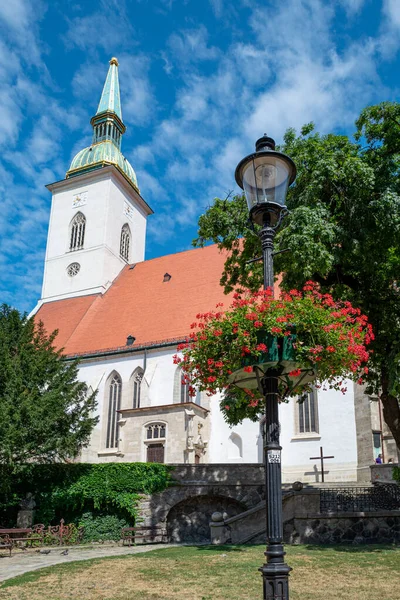 Bratislava Slowakei Seitenansicht Der Martin Kathedrale Mit Dem Glockenturm — Stockfoto
