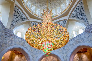 Abu Dabi, Birleşik Arap Emirlikleri - 17 Mayıs 2018 Sheick Zayed Büyük Camii içindeki kristal avizeler