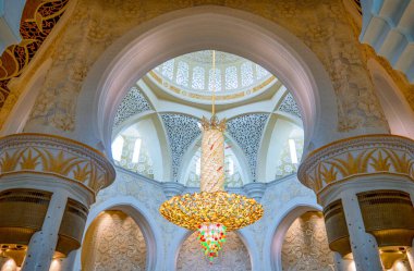 Abu Dabi, Birleşik Arap Emirlikleri - 17 Mayıs 2018 Sheick Zayed Büyük Camii içindeki kristal avizeler