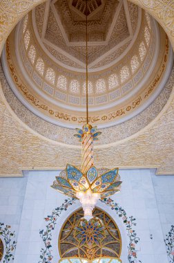 Abu Dabi, Birleşik Arap Emirlikleri - 17 Mayıs 2018 Sheick Zayed Büyük Camii içindeki kristal avizeler