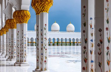 Abu Dabi, Birleşik Arap Emirlikleri, Sheick Zayed Büyük Camii 'nin avlusundaki süslü mermer sütunlar.