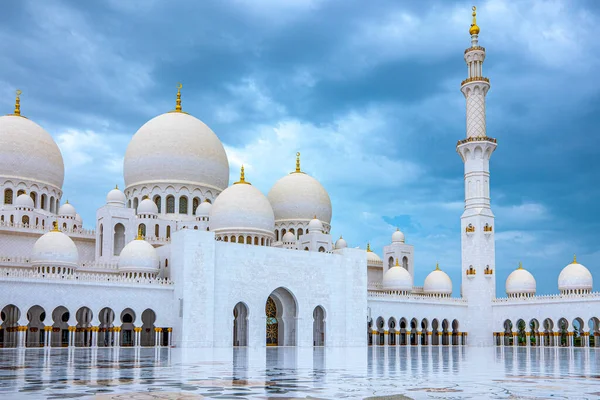 阿拉伯联合酋长国阿布扎比Sheick Zayed大清真寺庭院的大理石地面 有花卉装饰 — 图库照片