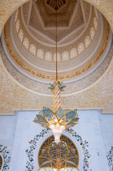 Abu Dabi, Birleşik Arap Emirlikleri - 17 Mayıs 2018 Sheick Zayed Büyük Camii içindeki kristal avizeler