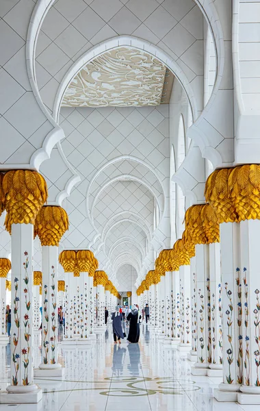 Αμπού Ντάμπι Ηνωμένα Αραβικά Εμιράτα Μαΐου 2018 Διακοσμημένες Μαρμάρινες Κολώνες — Φωτογραφία Αρχείου
