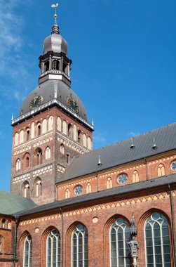 Riga, Letonya, Katedral 'in çan kulesi manastırdan görüldü.