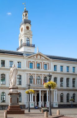 Riga, Letonya - 19 Ağustos 2020 Belediye Sarayı ve Roland Anıtı