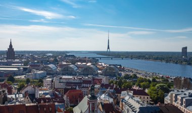 Riga, Letonya. Şehir manzarası ve Daugava nehri St. Peter Kilisesi 'nin tepesinde görüldü.