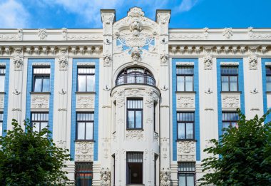 Riga, Letonya 'da, eski bir kasabada Art Nouveau tarzı saray