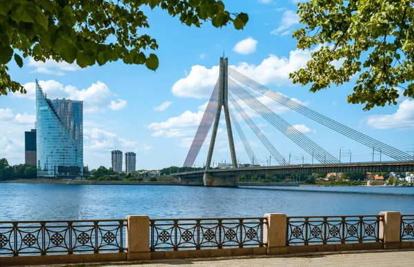 Riga Lotyšsko Most Vansu Švédova Věž Nábřeží Řeky Daugavy — Stock fotografie