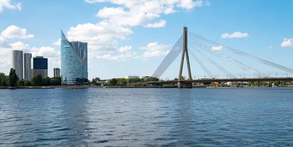 Riga, Letonya, Vansu köprüsü ve Daugava nehri üzerindeki Swedbank kulesi.