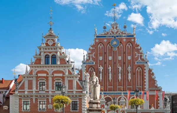 Riga, Letonya, Blackheads Evi ve şehir meydanındaki Roland anıtı.