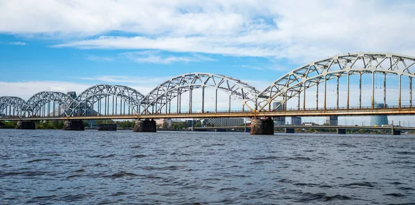 Riga, Letonya, Daugava nehri üzerindeki demiryolu köprüsü.