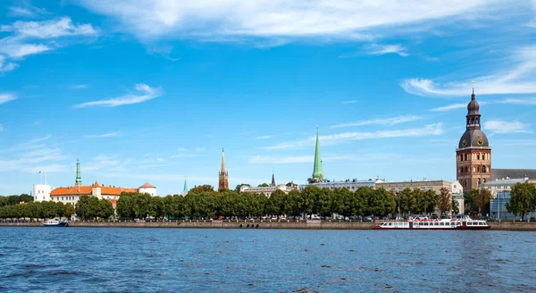 Riga, Letonya, Daugava nehrinden görünen eski kasaba.