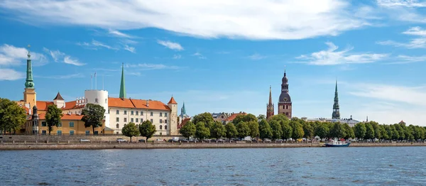 Riga Letonya Riga Kalesi Daugava Nehrinden Görünen Eski Kasaba — Stok fotoğraf