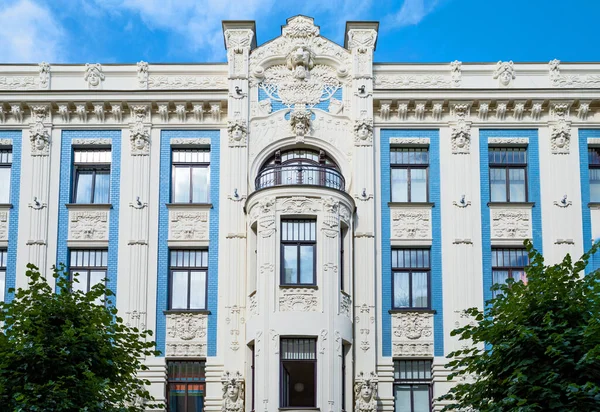 Riga, Letonya 'da, eski bir kasabada Art Nouveau tarzı saray