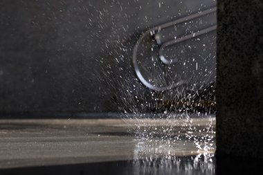 Su Güz damla alt geçide katında bahar güneş ışınları tarafından aydınlatılmış.