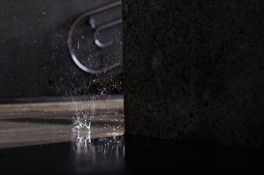 Su Güz damla alt geçide katında bahar güneş ışınları tarafından aydınlatılmış.