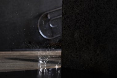 Su Güz damla alt geçide katında bahar güneş ışınları tarafından aydınlatılmış.