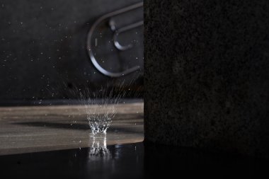 Su Güz damla alt geçide katında bahar güneş ışınları tarafından aydınlatılmış.