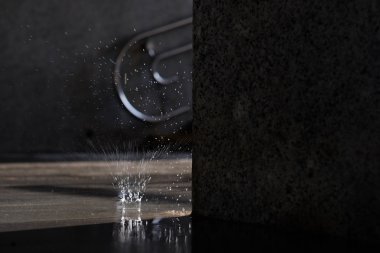 Su Güz damla alt geçide katında bahar güneş ışınları tarafından aydınlatılmış.