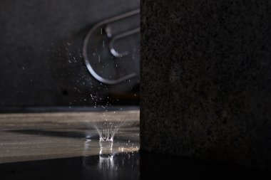 Su Güz damla alt geçide katında bahar güneş ışınları tarafından aydınlatılmış.