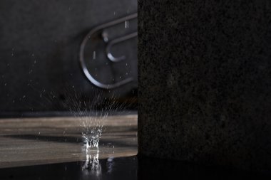 Su Güz damla alt geçide katında bahar güneş ışınları tarafından aydınlatılmış.